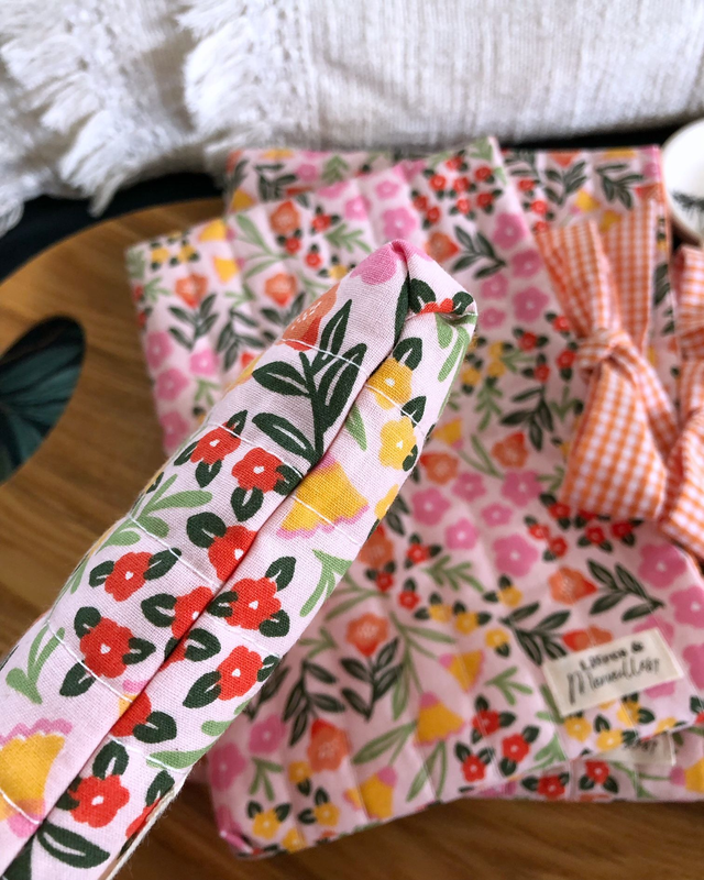 Pochette à livres Flora - ouverture latérale avec nœud en vichy