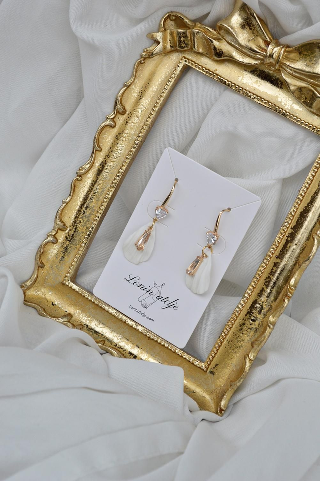 Poročna kolekcija 2026 - Viseči uhani na srčni osnovi list