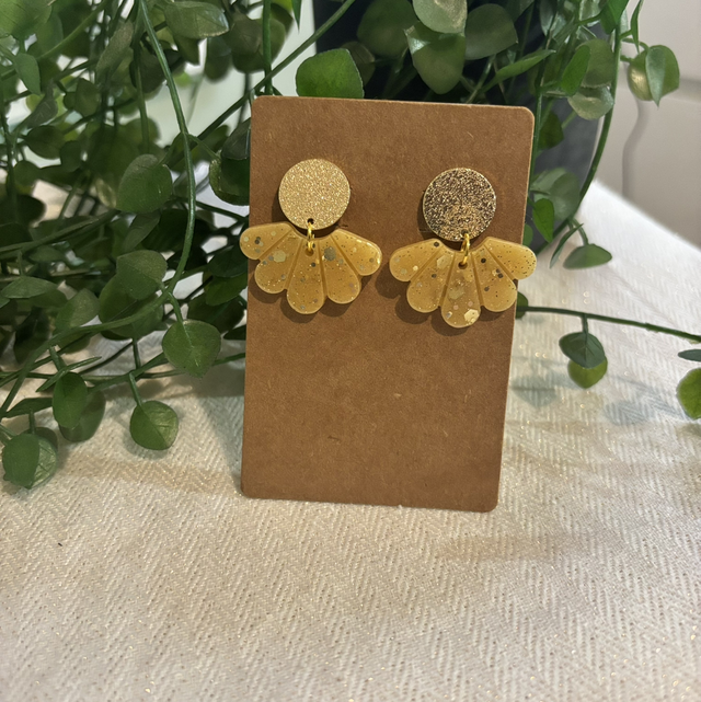 Boucles d’oreilles résine crème paillettes et doré