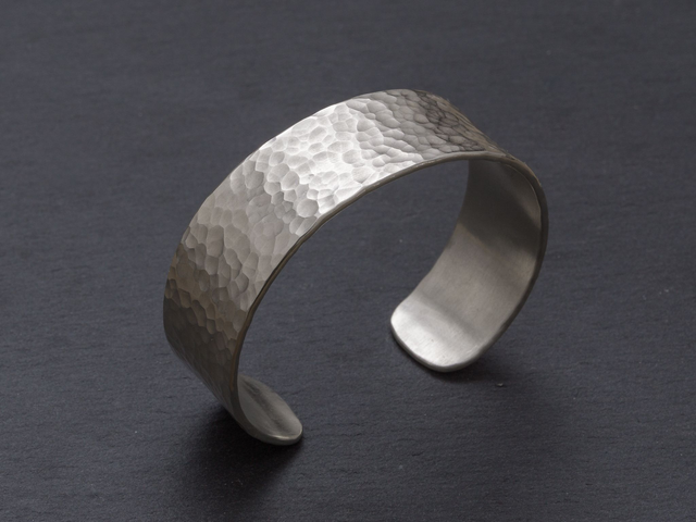 Breiter Armreif mit Hammerschlag 20mm aus 935 Silber