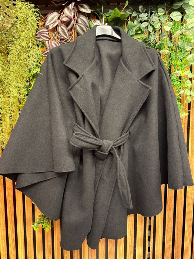 Cape met ceintuur zwart
