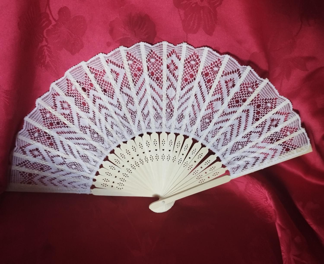 Éventail dentelle blanc  avec sac de rangement 