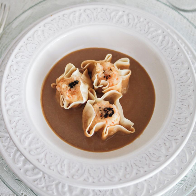 Ravioli abierto o &quot;Shumai&quot; de langostinos al ajillo y trufa con sus corales