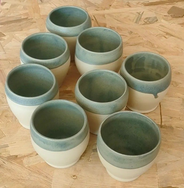 Gobelets en grès – Émail bleu céladon sur blanc crème – Lot ou à l’unité