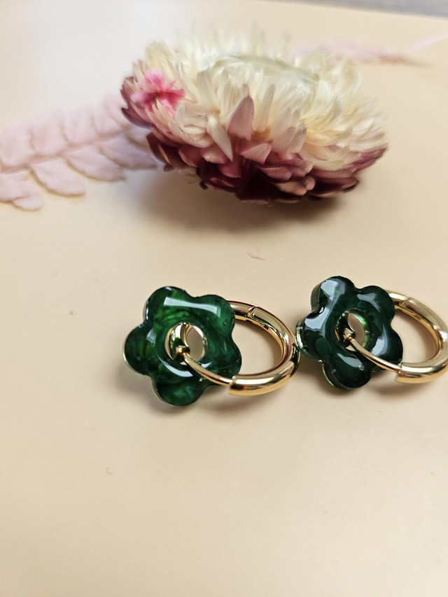 Boucles d&#039;oreilles en résine - Fleurs vertes 