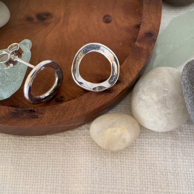 Simple circle stud earrings