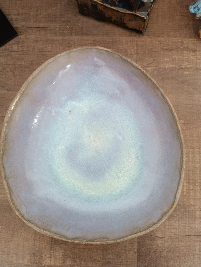 Grand plat ceramique signé bleu glacier 