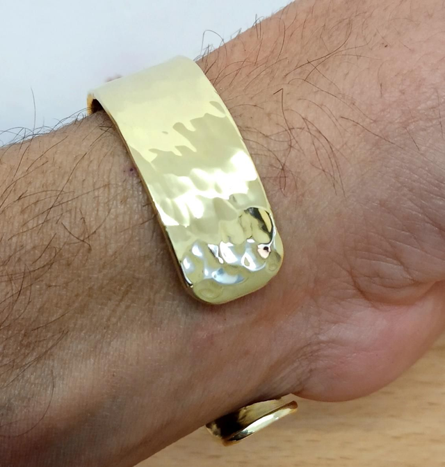 Bracelet en laiton martelé large - bienfaisant et élégant