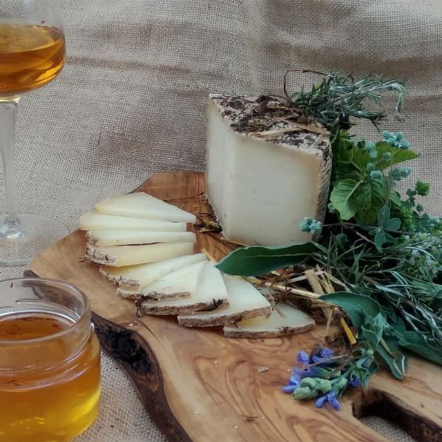 Pecorino affinato con fieno di primavera.