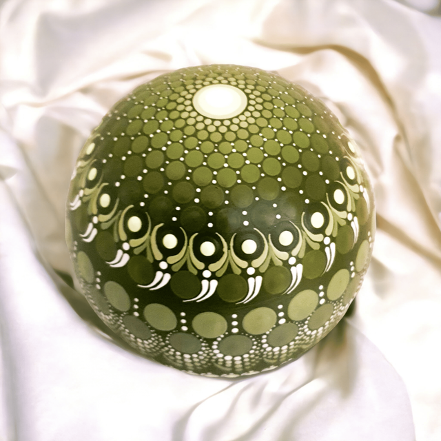 Sphère de méditation mandala verte &amp; blanche – Peinte à la main