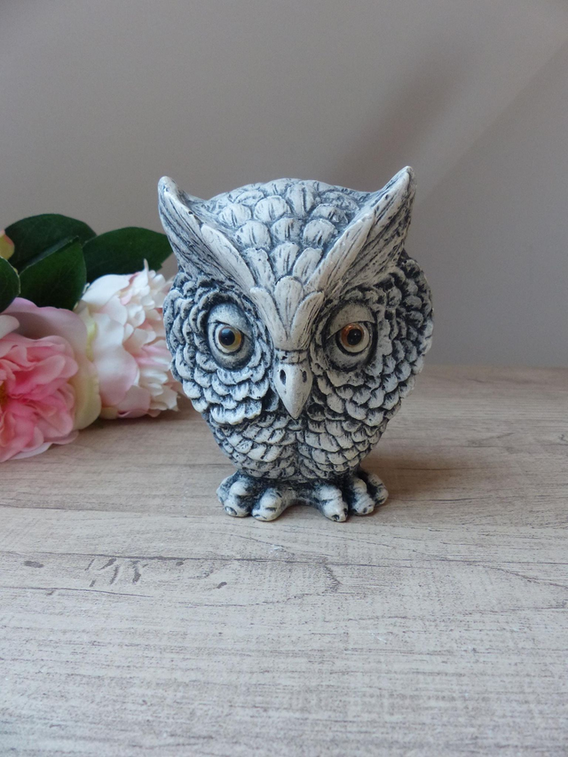 Statuette Chouette Hibou Vintage en Plâtre avec Yeux en Verre – Figurine Décorative pour Jardin ou Maison de Campagne