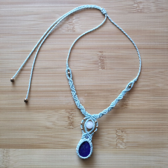 Collier bleu clair avec lapis lazuli