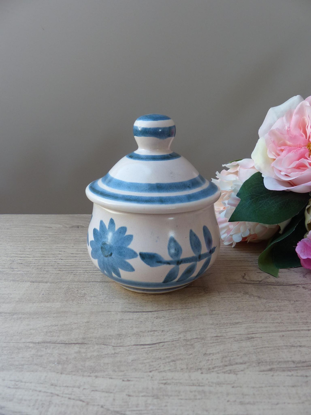 Sucrier avec Couvercle en Grès Décoré de Fleurs Bleues Longchamp France, pot couvert, boîte à sucres Longchamp motif floral peinte à la main