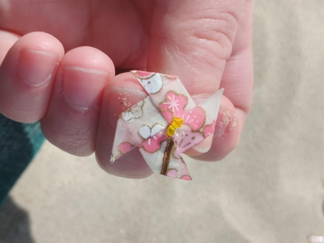 Broche Moulin à vent Sakura: Douceur printanière 