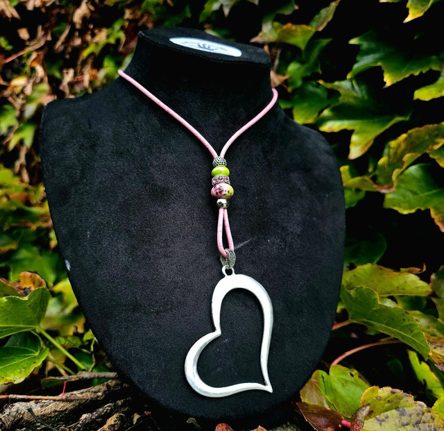 Long sautoir "Sariah" cordon en liège teinté rose bébé fin, perles en céramique aux tons de vert/rose et gros pendentif "coeur" creux 