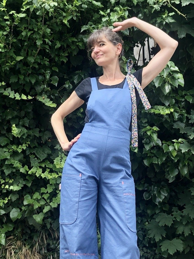  Salopette bleue avec lien noir fleuri 