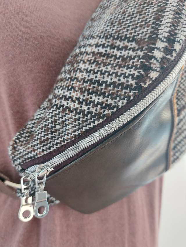 Sac banane en simili cuir marron et lainage