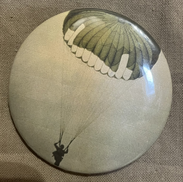 Badge parachute 