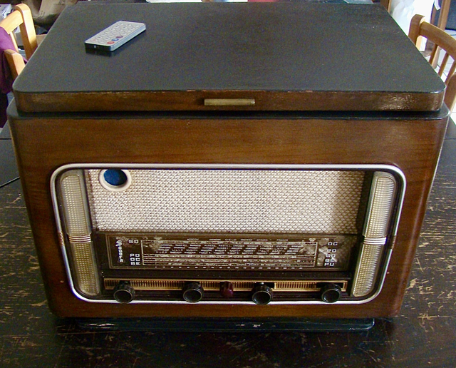 Poste radio-tourne disque vintage SONORA
