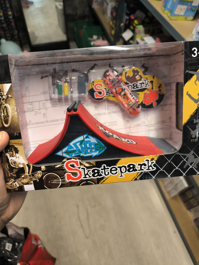 COFFRET MINI SKATE AVEC ACCESSOIRES ET RAMPE