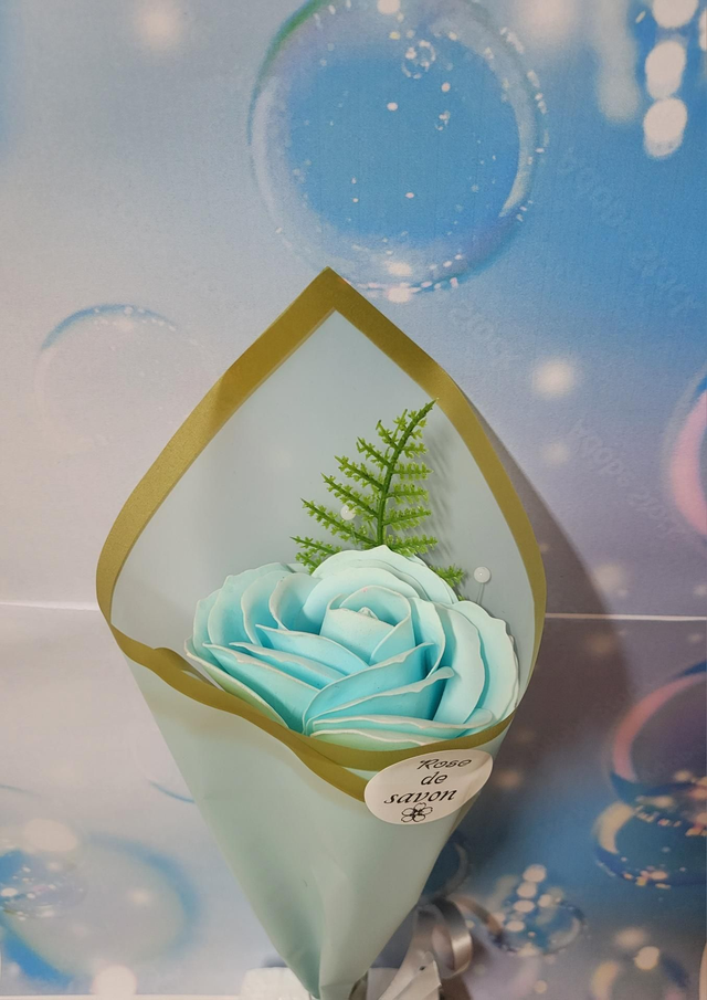 Rose de savon bleu ciel 