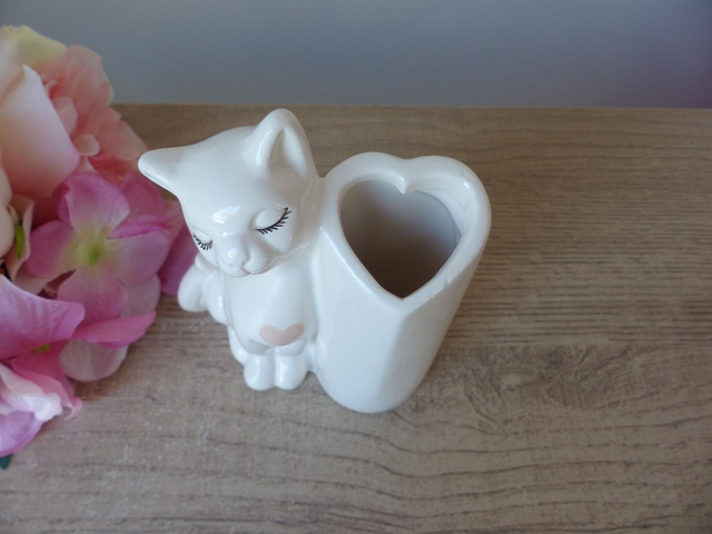 Vase en céramique chat blanc avec coeur rose, chat rétro shabby chic, figurine chat d'amour décoration maison de campagne cadeau collection