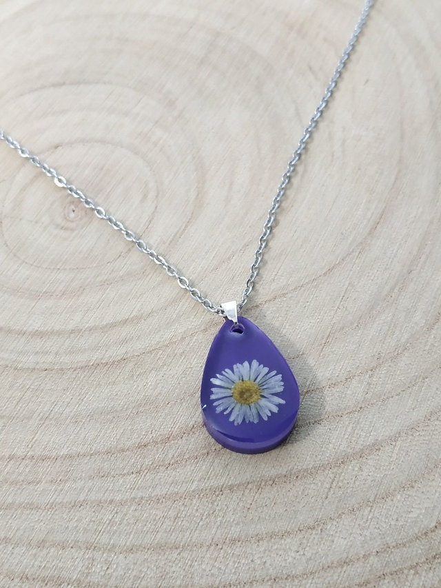 Collier fleur de pâquerette sur fond violet