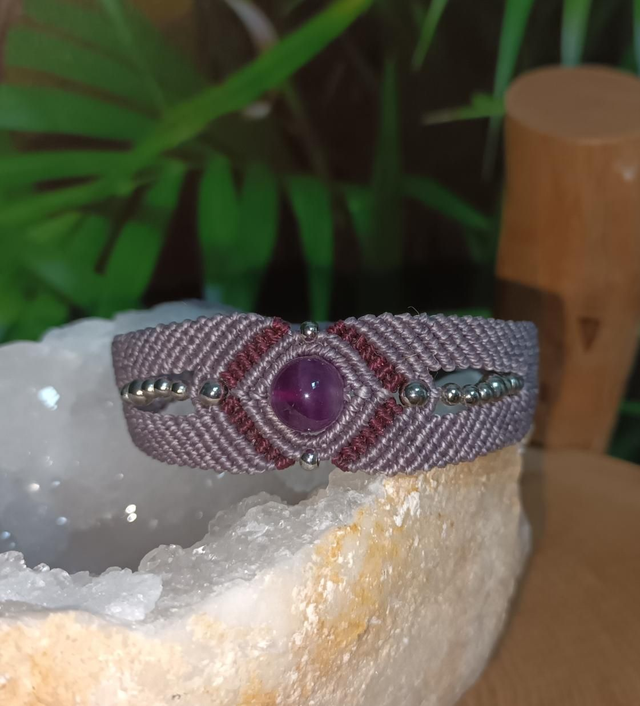 Bracelet en micro-macramé et fluorine violette