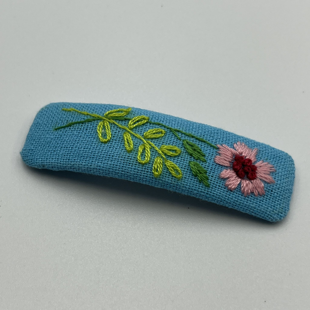 Barrette rectangulaire brodée à la Main
