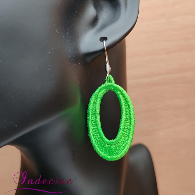 Boucles d'oreilles vert vif, broderie en machine - Créations issues de l'artisanat français par Indecise