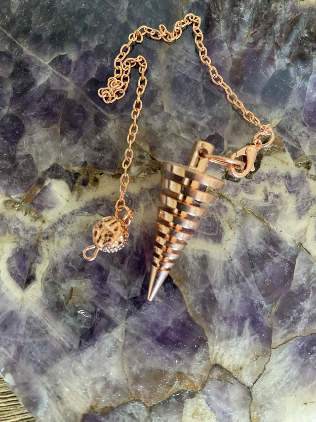 🌀 Pendule Rosé Doré – Cône Spirale