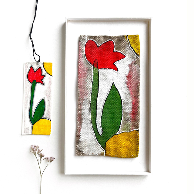 Tableau fleur rouge peint et brodé, art mural textile