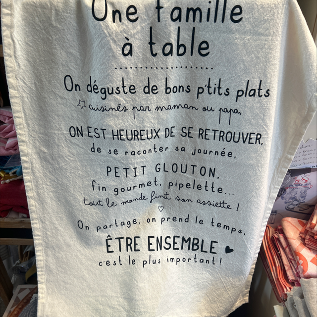 Une famille à table torchon 
