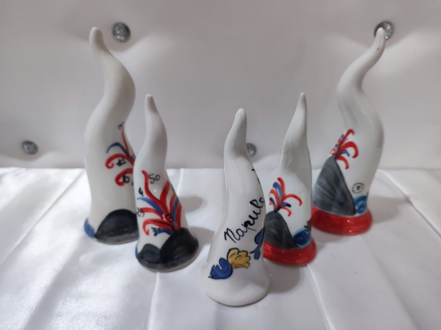 Corno in ceramica dipinto