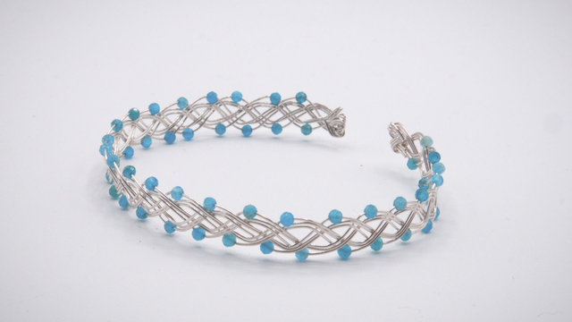 Bracelet tressé orné d'apatites facettées