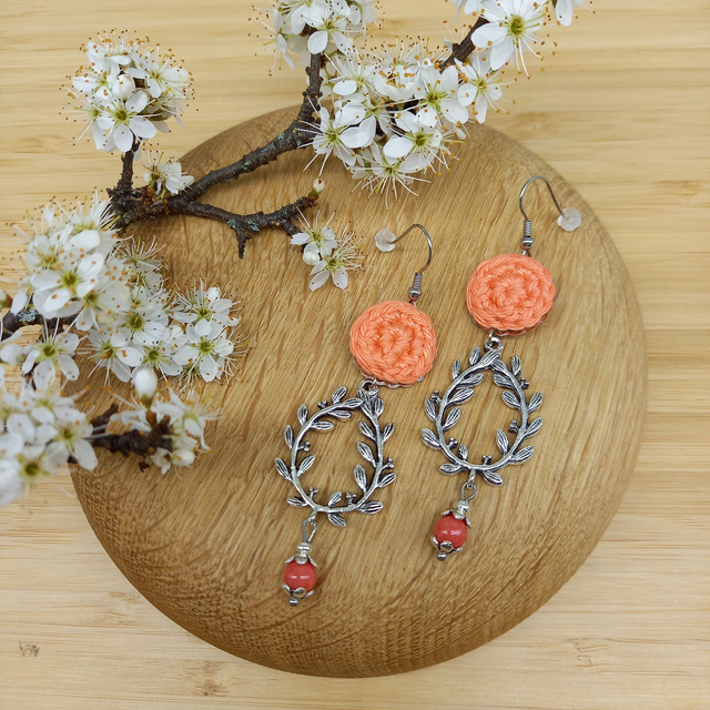 Boucles d&#039;oreille saumon et argentées, feuillage