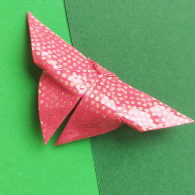 Broche en forme de papillon de couleur fuchsia et à pois dorés