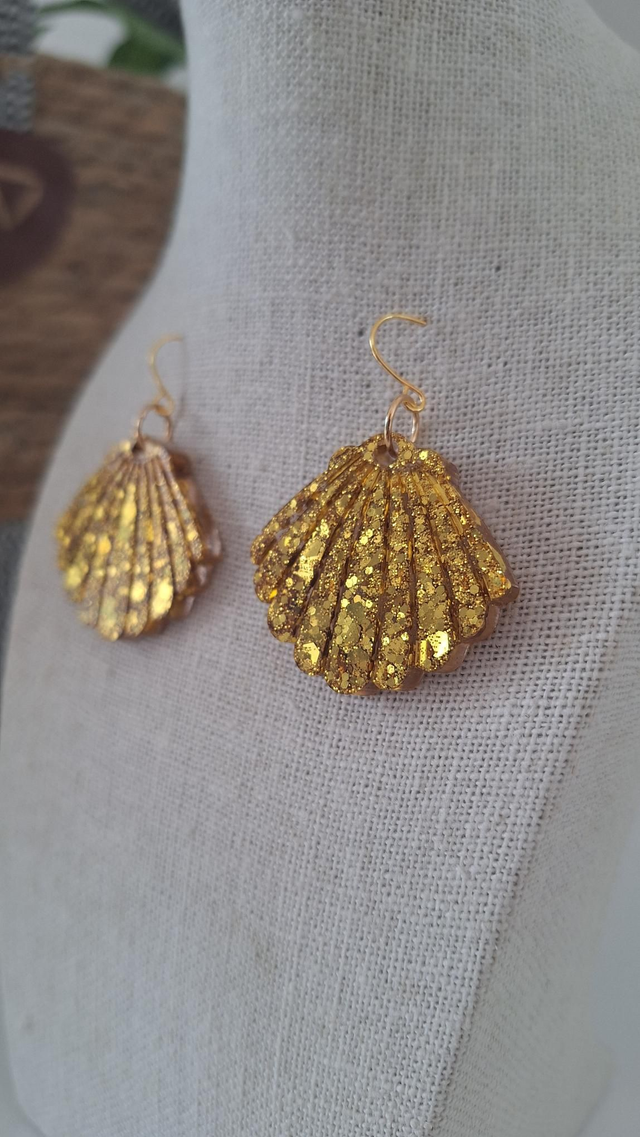Boucles oreilles coquillages paillettes dorées 