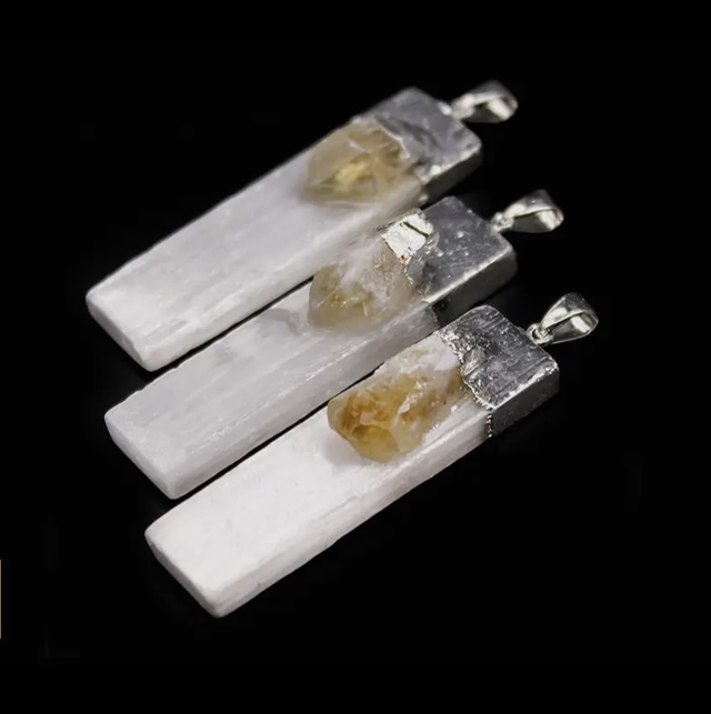 Seleniitti riipus Sitriinillä