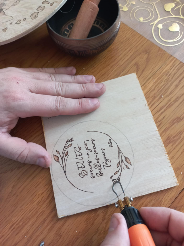 Pastille décorative ronde en bois personnalisée – Pyrogravure artisanale