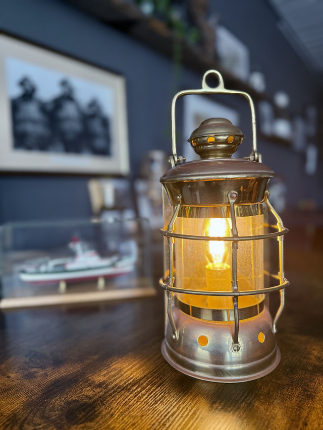 Nelson-Lampe Messing Antiklook. Elektrisch