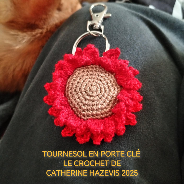 2025 TOURNESOL BEIGE ET ROUGE EN PORTE CLÉ 
