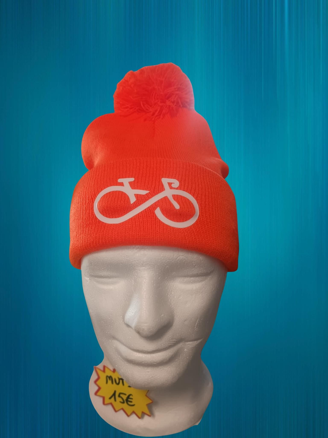 Bonnet orange avec pompon
