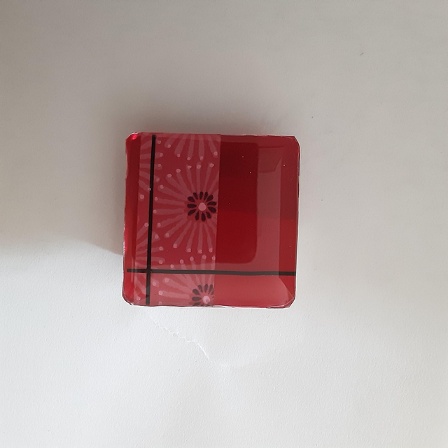 Broche petit carré collection floral fond framboise translucide avec décor floral