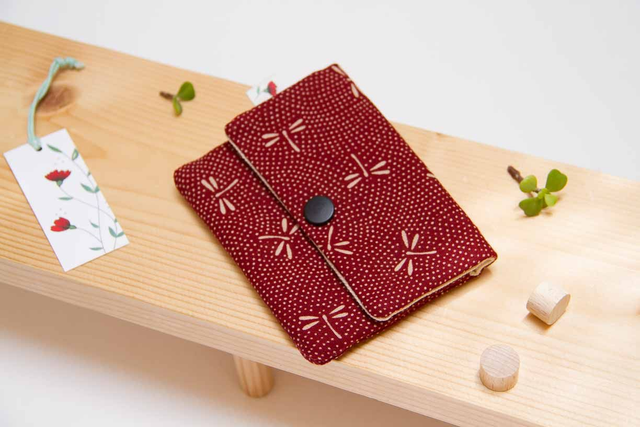 Tarjetero Simple Libélulas en Rojo Oscuro