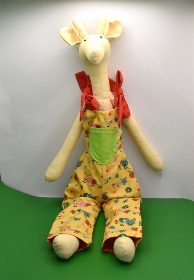Giraffe Geoffrey mit Latzhose Räupli