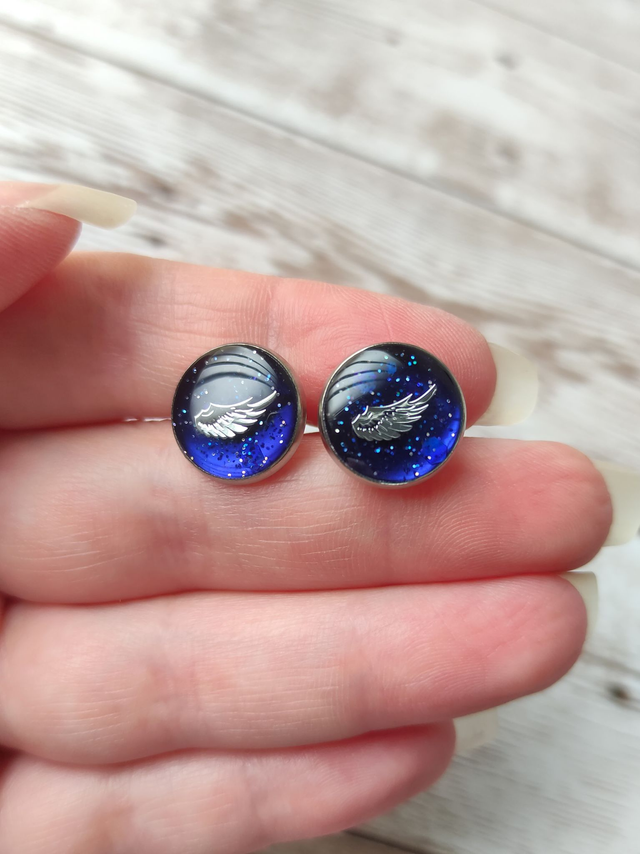 Boucles d&#039;oreilles puces bleu et ailes 1.4 cm