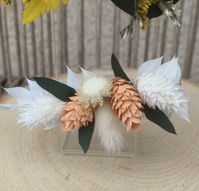 Barette à cheveux fleurie / beige, blanc et saumon