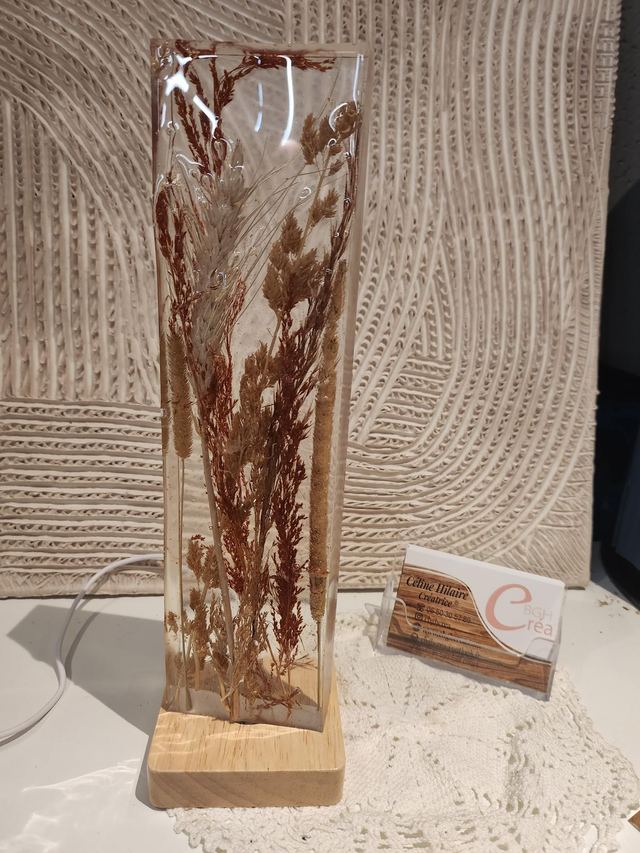 Lampe en résine fleurs séchées marron