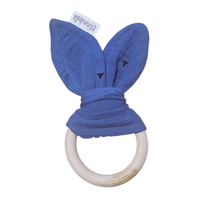 Baby Greifling aus Holz und Musselin Rauchblau/Rauten